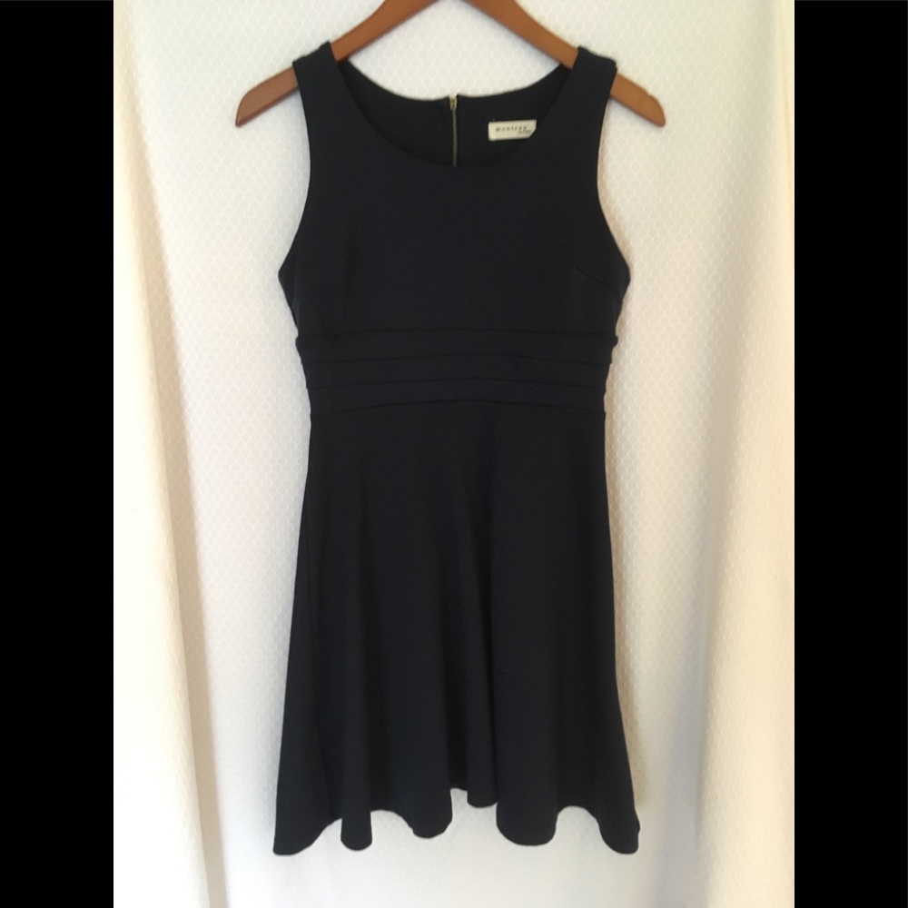 Cute navy knit dress.